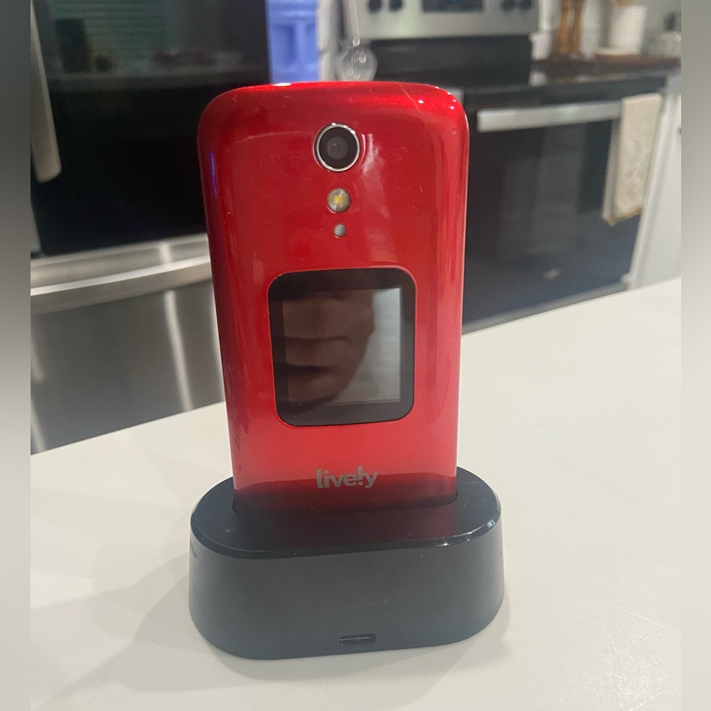 Lively Jitterbug flip phone with two chargers and stand